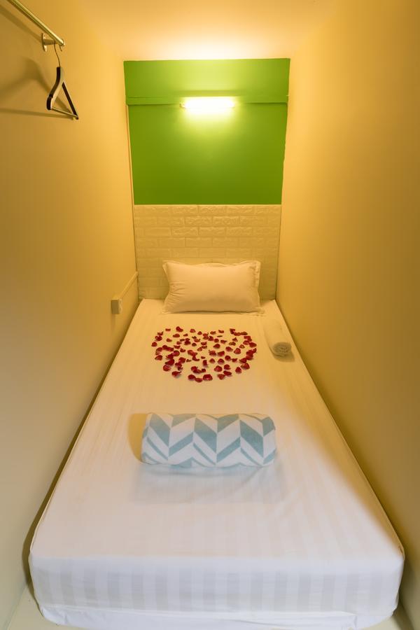Little Monkey Hostel Янгон Экстерьер фото