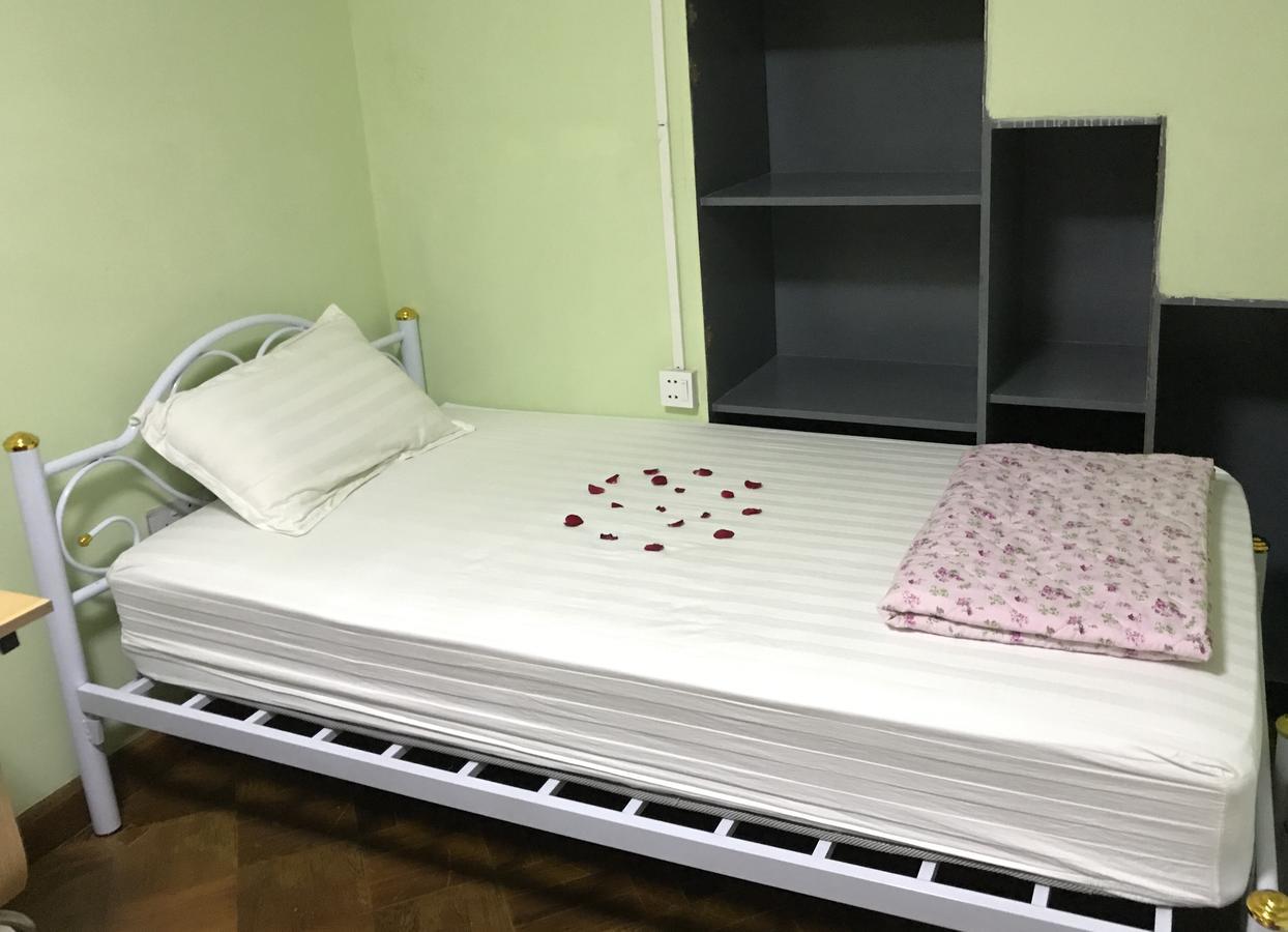 Little Monkey Hostel Янгон Экстерьер фото