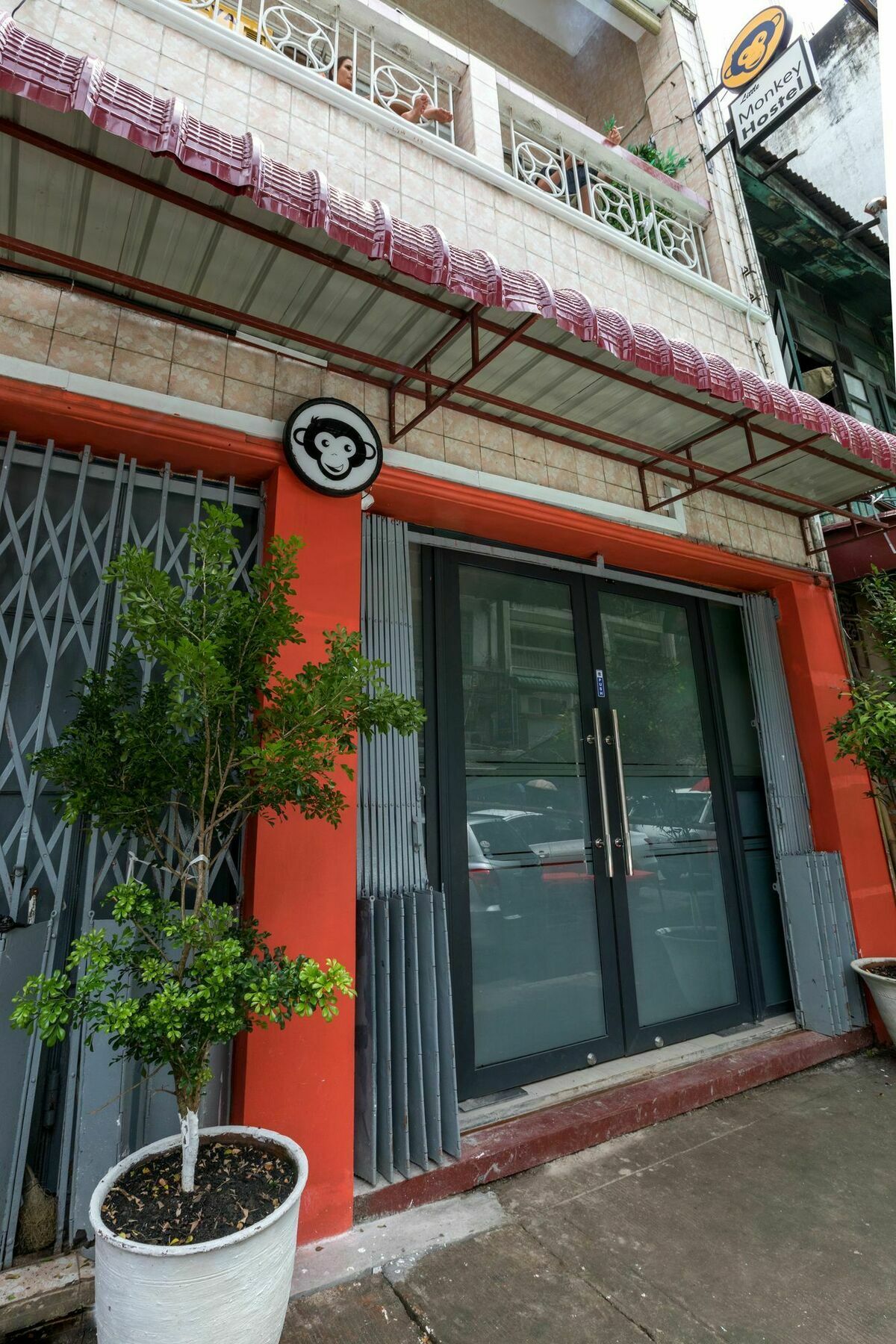 Little Monkey Hostel Янгон Экстерьер фото
